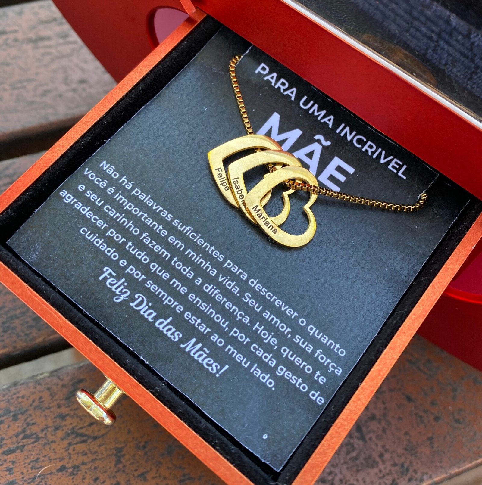 Caixa Maçã Com Rosa & Colar Coração de Mãe Personalizado Com Nomes