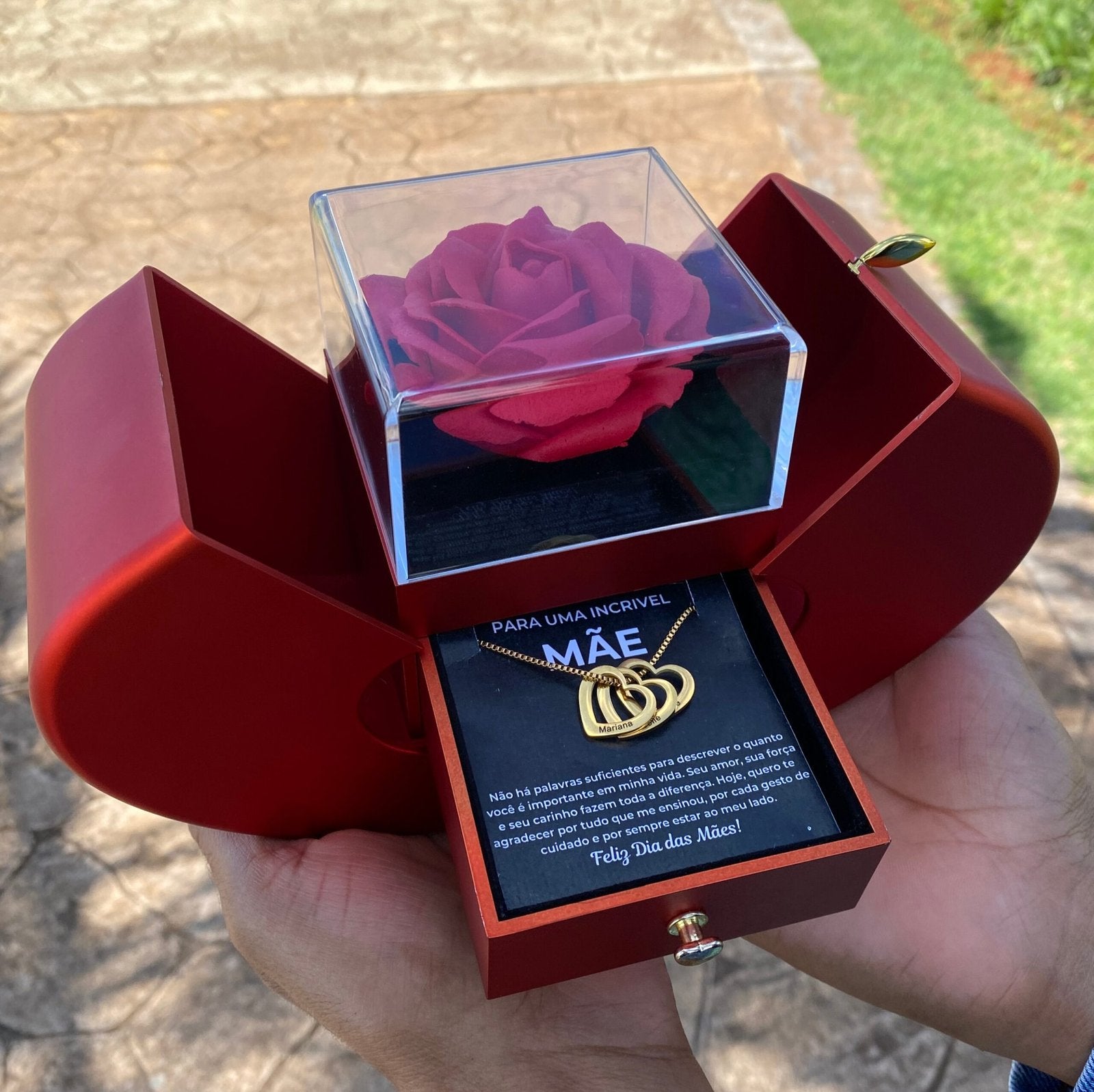Caixa Maçã Com Rosa & Colar Coração de Mãe Personalizado Com Nomes