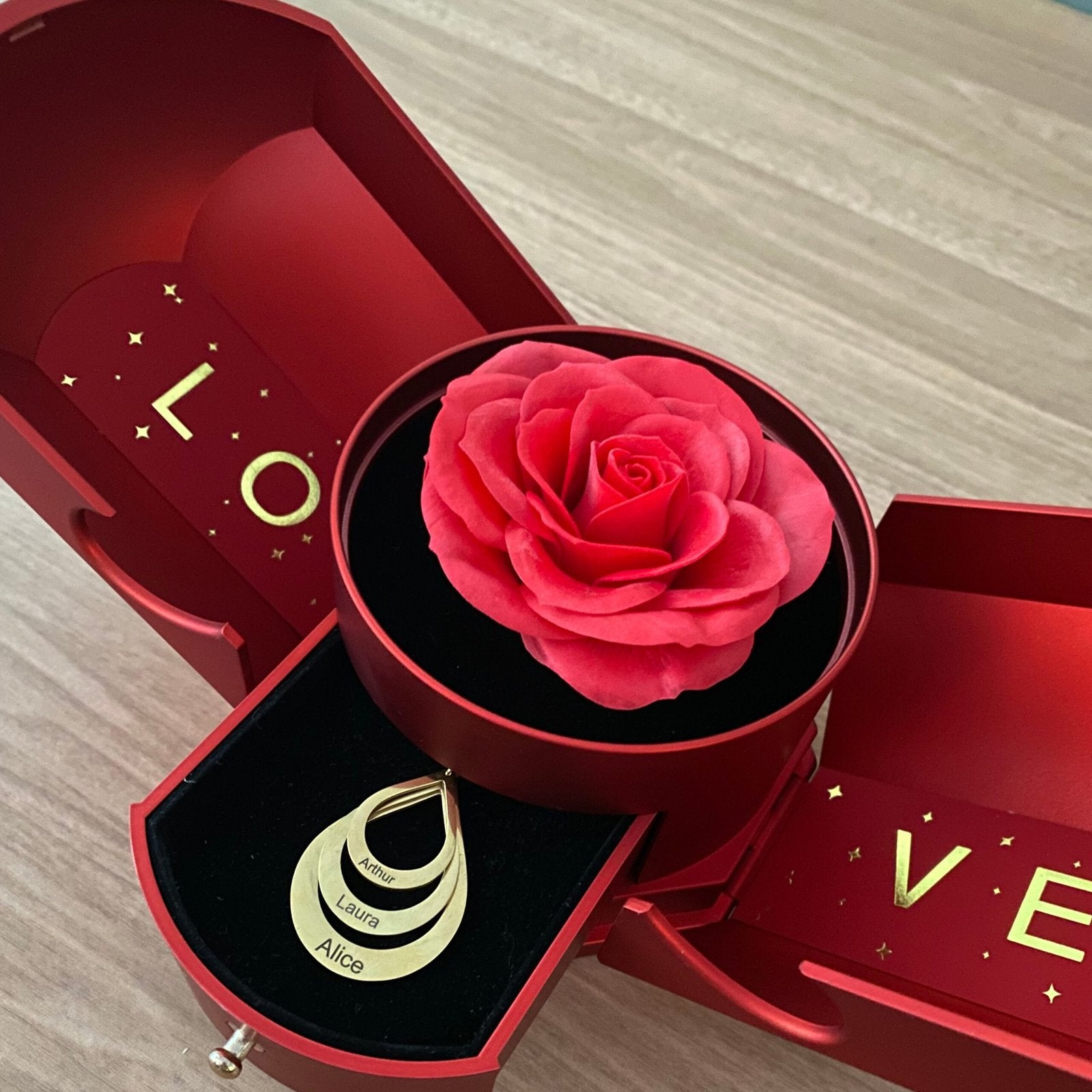 Caixa Asas & Colar Pingo Personalizado Com Nomes