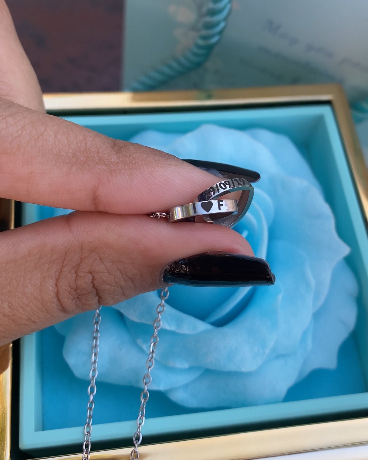 Caixa Rotativa Rosa Real & Colar Personalizavel Com Nomes