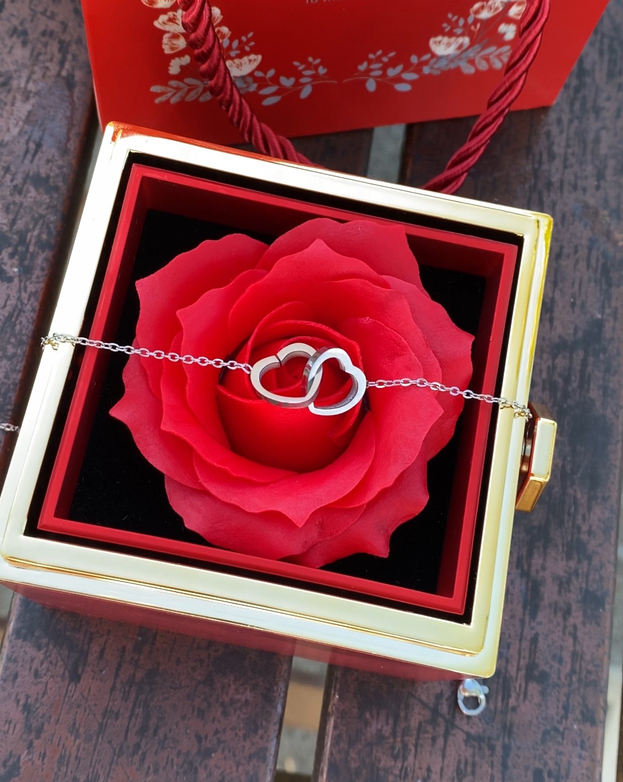 Caixa Rotativa Rosa Real & Colar Personalizavel Com Nomes