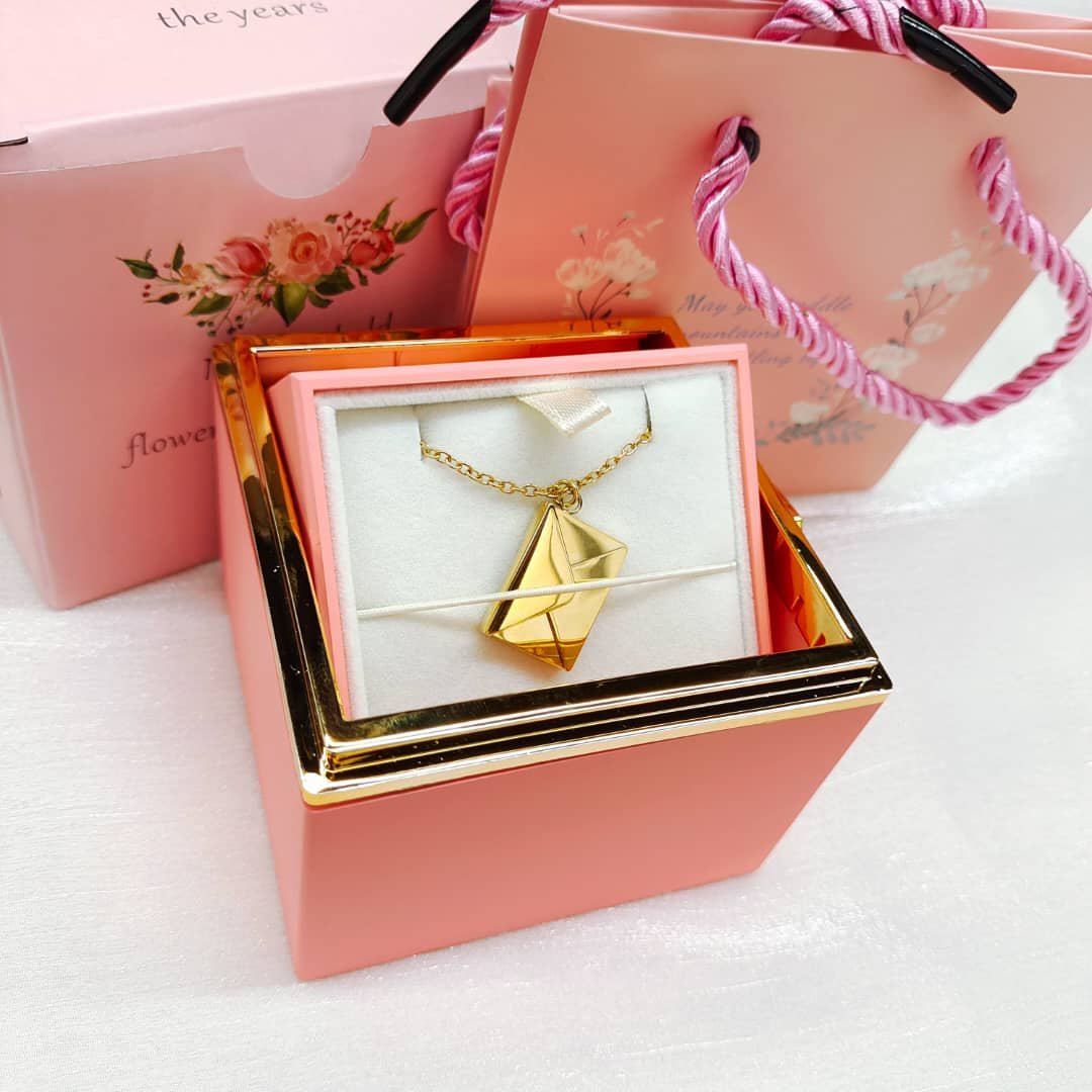 Caixa Rotativa Rosa Real & Colar Envelope Personalizado