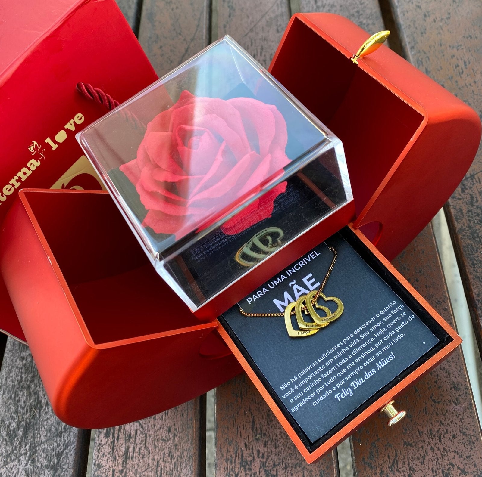 Caixa Maçã Com Rosa & Colar Coração de Mãe Personalizado Com Nomes