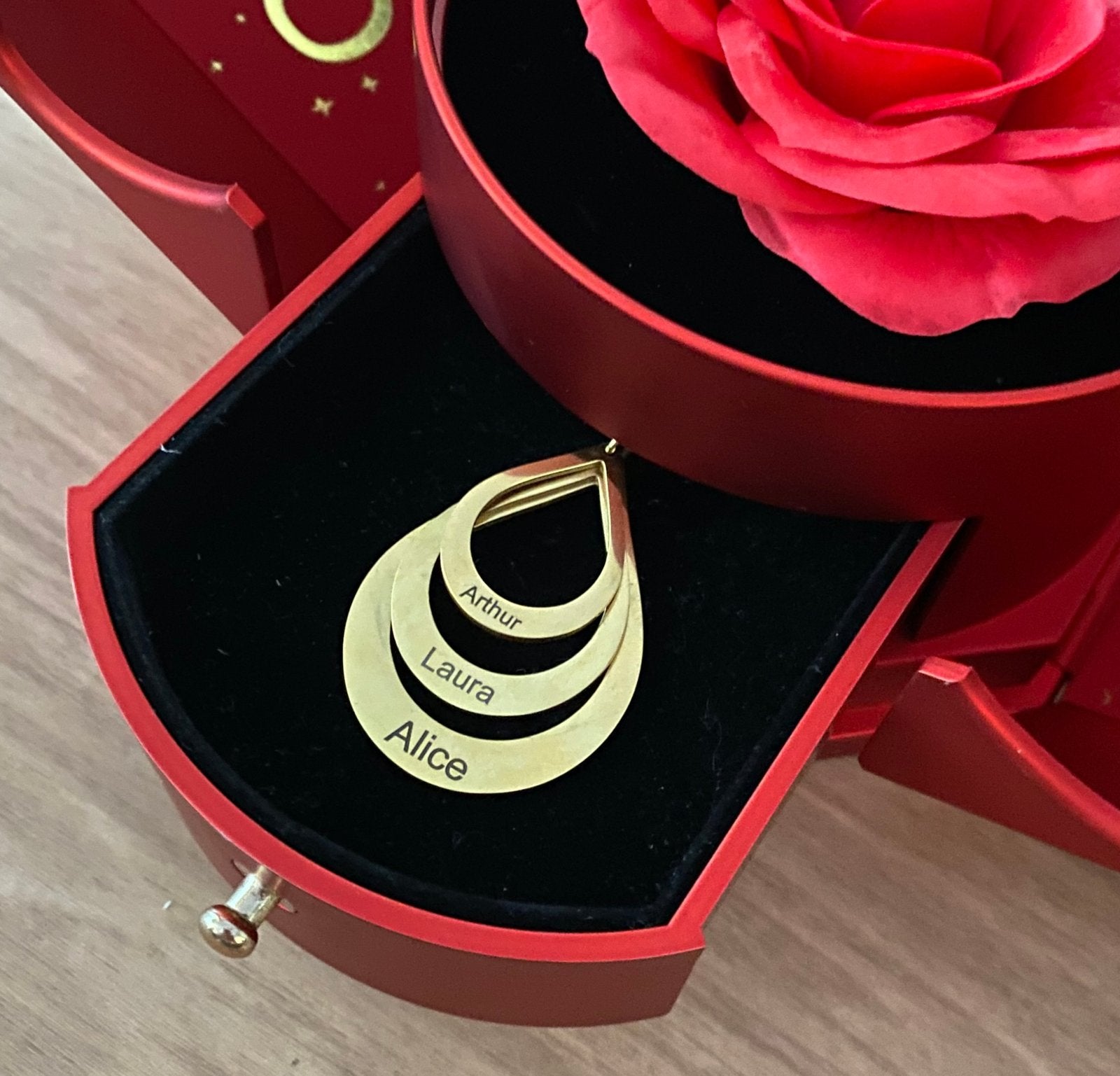 Caixa Asas & Colar Pingo Personalizado Com Nomes