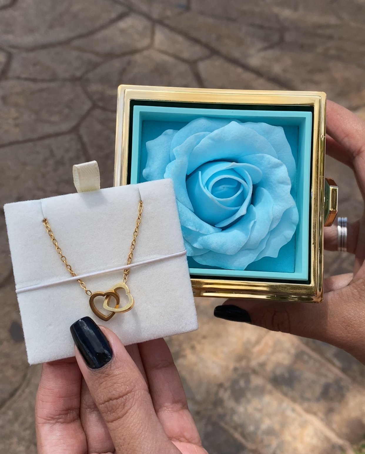 Caixa Rotativa Rosa Real & Colar Personalizavel Com Nomes