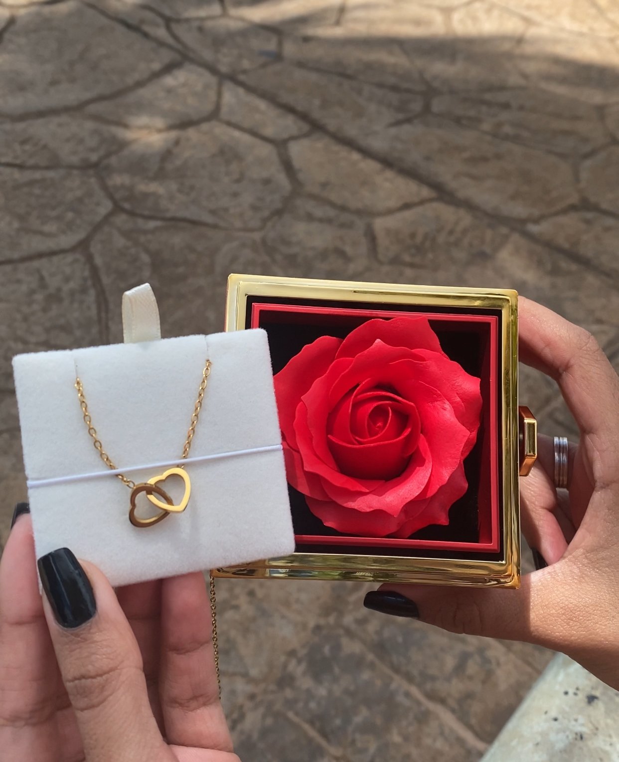 Caixa Rotativa Rosa Real & Colar Personalizavel Com Nomes