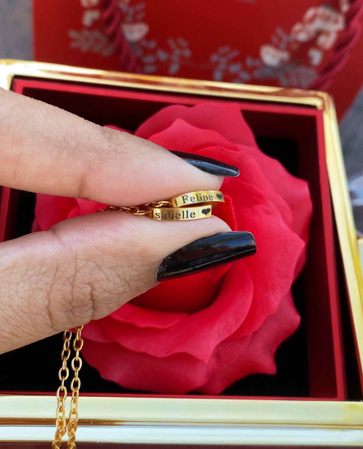 Caixa Rotativa Rosa Real & Colar Personalizavel Com Nomes
