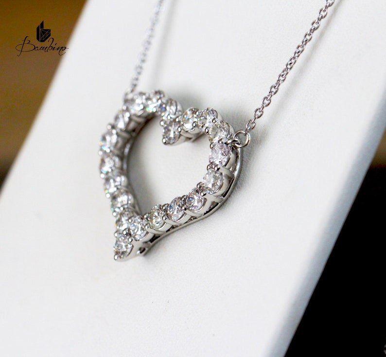 Urso Rotativo Com Rosa Real & Colar Coração Com Pedras